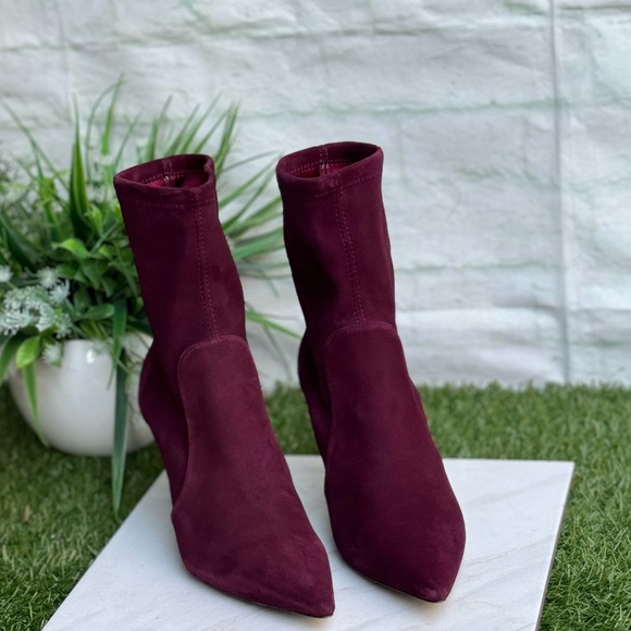 Stuart Weitzman
Stuart Stretch Suede Stiletto Booties pointed toe size 8
$595 - Picture 8 of 14